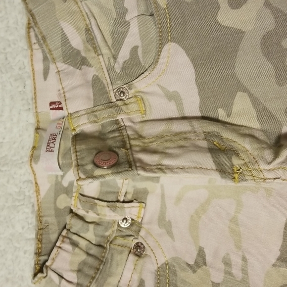Levi's Girl's Stretch Flare Camo Jeans - Picture 5 of 12